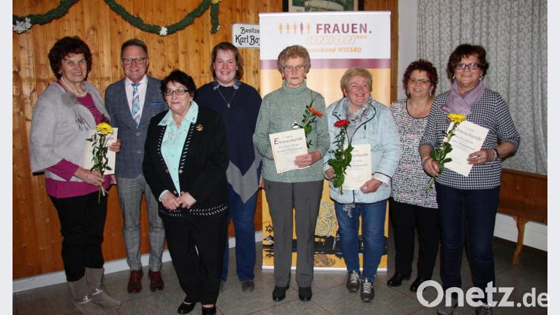 Bei der Jahreshauptversammlung zeichnete die Frauen-Union langjährige Mitglieder aus. Maria Bauer (Vierte von links), Ehrenvorsitzende Irmgard Hegen (Dritte von links) und MdB a. D. Reiner Meier (Zweiter von links) gratulierten. Bild: wro
