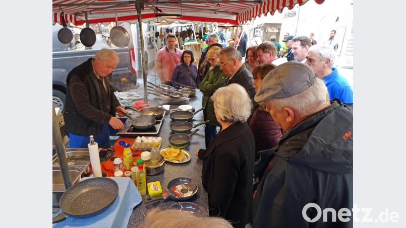 Der Mann von heute lässt nichts anbrennen – Interesse für Bratpfannen in allen Größen. Bild: Dobmeier