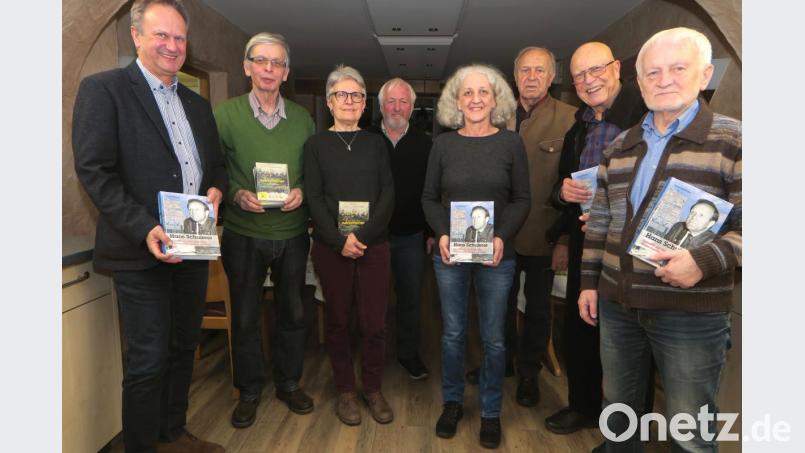 Delegierte der BI gegen atomare Anlagen, darunter Oskar Duschinger (links), Wolfgang Nowak (Zweiter von links) Hans Schuierer (Dritter von rechts) und Andreas Schlagenhaufer (rechts) trafen sich in Schwandorf. Bild: Hirsch
