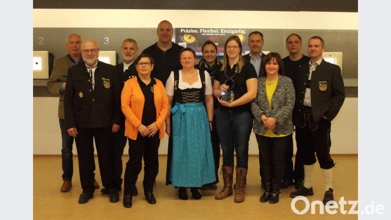 Gauschützenmeister Heinrich Fraunholz Albert Holzner, Anton Schill, Renate Holzner, Pokalspender Armin Kryschak, Ruth Kryschak, Manuela Leitner, Pokalgewinnerin Stefanie Kryschak, 3. Bürgermeister Erich Meidinger, Roswitha Kryschak, Peter Wengler und Mathias Scheeler (von links). Bild: wec