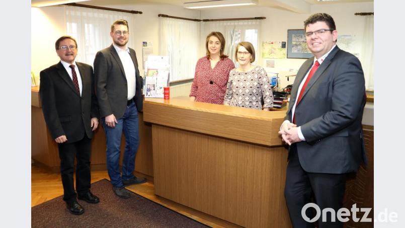 Ute-Dagmar Jaschke (zweite von rechts) und Andrea Fischer (dritte von rechts) sind die Mitarbeiterinnen des BRK-Betreuungsvereins, dessen Büro jetzt im ehemaligen Verkehrsamt eingerichtet ist. Mit auf dem Bild (von links) Bürgermeister Hans Donko, BRK-Bereitschaftsleiter Sven Lehner und BRK-Kreisgeschäftsführer Holger Schedl. Bild: njn