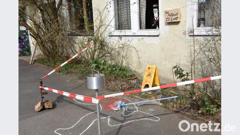 Im Rio-Raum in der Asylstraße schlugen Unbekannte ein Fenster der Vereinsräume ein. Die Mitglieder machten daraus eine spontane Kunstaktion. Bild: Beate-Josefine Luber