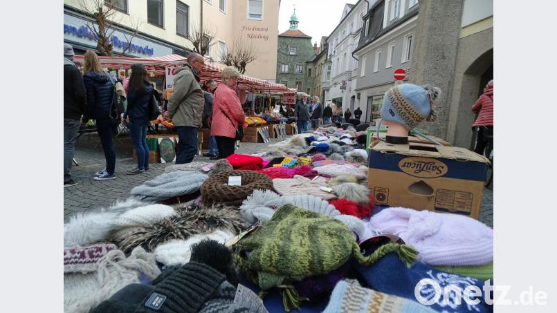 Der Mittenfastenmarkt lockte viel Besucher in die Fußgängerzone Weidens. Für das kommende Aprilwetter gab es Mützen in vielen Variationen und Farben. Bild: Dobmeier