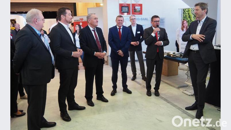 Veranstaltzer und Ehrengäste bei der Eröffnung der Ausbildungsmesse (von links) Helmut Fiedler vom DGB Bayern, Bundestagsabgeordneter Uli Grötsch, Oberbürgermeister Kurt Seggewiß, BA-Regionaldirektionsvorsitzender Ralf Holtzwart, Arbeitagenturchaf Thomas Würdinger und Jürgen Spickenreuther von der Initiative Pro Ausbildung. Bild: Bühner