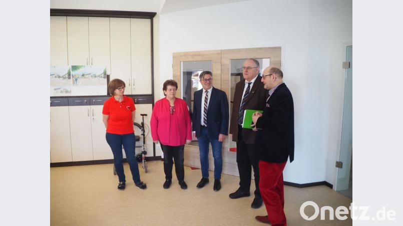 AWO-Vorsitzender Fritz Möstl begrüßt Bezirkstagsvizepräsident Lothar Höher im Beisein von Bürgermeister Reiner Gäbl, AWO-Stellvertreterin Anneliese Hierold und Tagespflegeleiterin Maria Fuchs (von links). Bild: gz