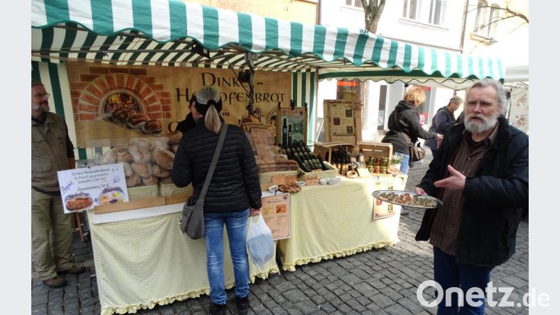 Dinkelholzofenrot aus Prokuktion in Eger durfte probiert werden. Bild: Dobmeier
