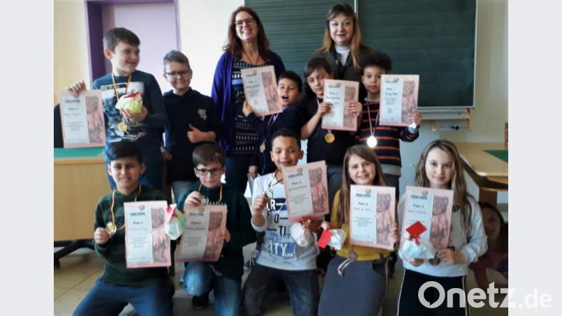 Strahlende Gesichter gab es bei der Preisverleihung. Bei einer Olympiade, bzw. einem Kickerturnier der OGS Grafenwöhr wurdern die besten Teams ermittelt. sie freuten sich über Medaillen, Urkunden und kleine Geschenke. Bild: myd