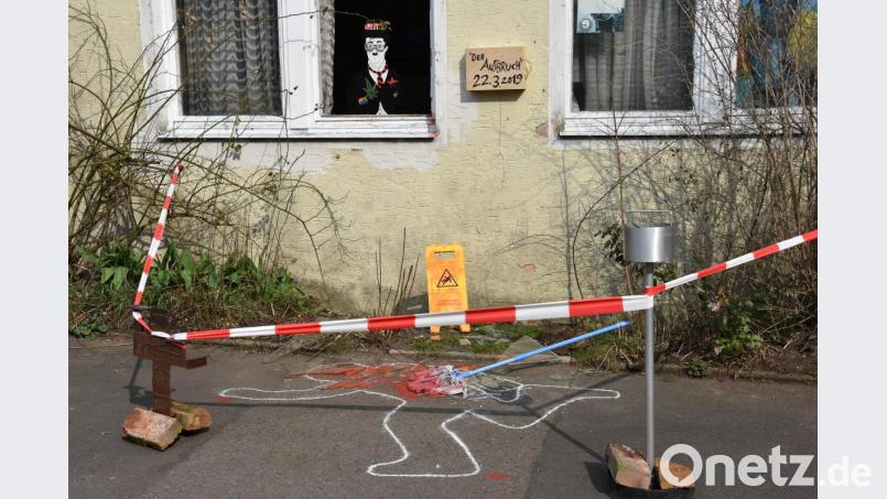 Im Rio-Raum in der Asylstraße schlugen Unbekannte ein Fenster der Vereinsräume ein. Die Mitglieder machten daraus eine spontane Kunstaktion. Bild: Beate-Josefine Luber