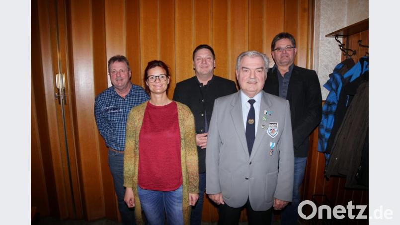 Mit Josef Graf als ersten Vorsitzenden (Zweiter von rechts) und Thomas Schmid (rechts) als zweiten Vorsitzenden ist das Vorstandsteam wieder komplett. Edmund Schleicher (links) ist Kassier, , Bettina Thanner (Zweite von links) Schriftführerin. Bild: nib