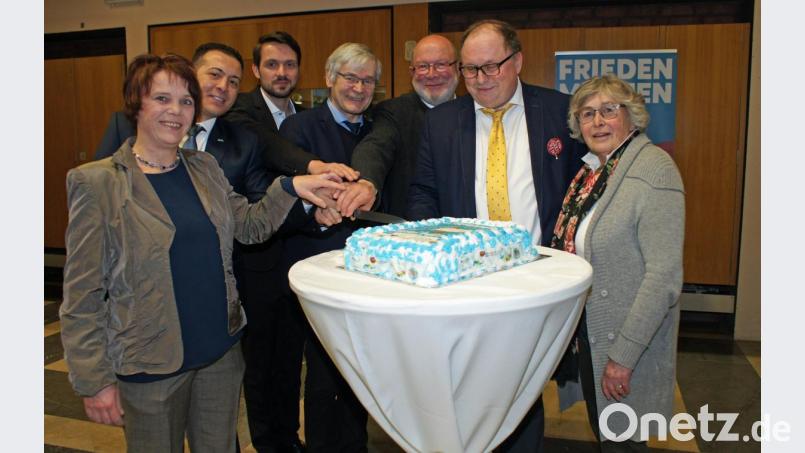 Um eine Riesen-Torte versammelten sich Anita Berek, Walied Youssef, Dr. Martin Correll, Horst Geißel, Gerald Schade, Oberstudiendirektor Stefan Niedermeier und Uta Siegle (von links). Bild: fph