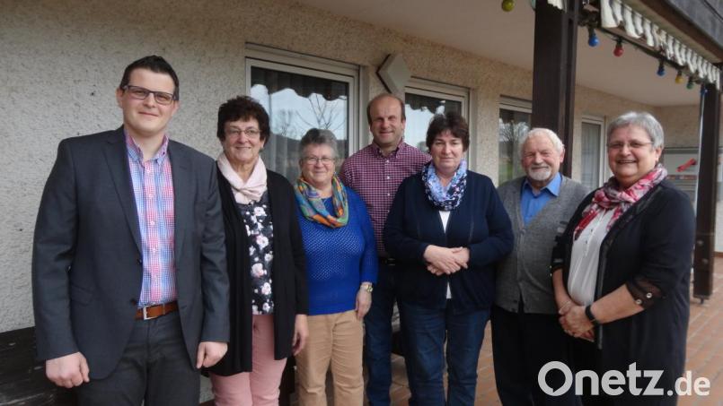 Kreisgeschäftsführer Bernd Steinkirchner (links) gratulierte der gewählten Vorstandschaft des VdK Muschenried mit Vorsitzender Evi Schwendner (rechts) an der Spitze. Bild: bej