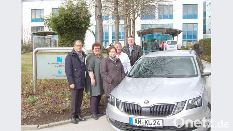 Neues Auto für das Kinder-Palliativ-Team (links): Dieter Meier (Vorstandsvorsitzender Sparkasse), Kinderkrankenpflegerin Karin Borchers, Irmgard Huber (Vorsitzende Hospizverein), Dr. Andreas Fiedler (Chefarzt Klinik für Kinder und Jugendliche) und Kaufmännischer Direktor Hubert Graf. Bild: Klinikum/Dietl