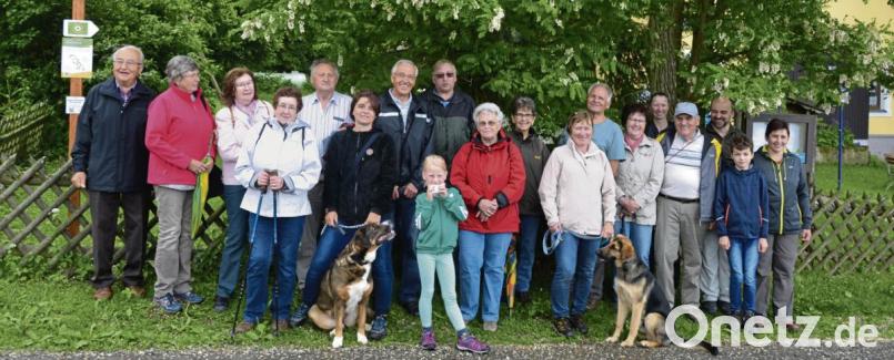Vom Regen lassen sich die Wanderer nicht abschrecken: Das Schild weist die Richtung und kleine und große Wanderer treten den Marsch zum Felsen an Bild: plym