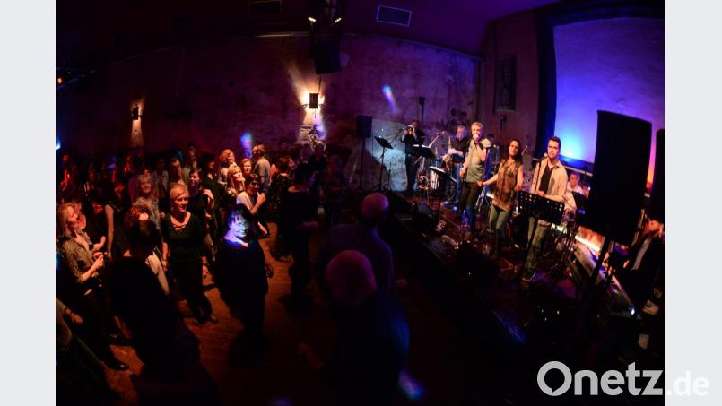 Viele Gäste waren auch in diesem Jahr wieder zur mittlerweilen dritten Auflage des Rockbierfestes der Band Intermezzo in den Amberger Club LaVida gekommen. Bestens unterhalten durch einen vierstündigen Auftritt voller Rock und Funk. Bild: brü