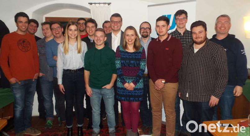Die Mitglieder haben entschieden: Timo Doleschal (Siebter von rechts) bleibt Vorsitzender der Jungen Union Amberg-West. Bild: e