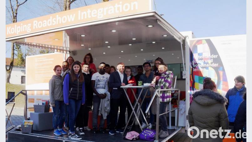 Die Schüler der Staatlichen Berufsfachschulen gewinnen bei der Kolping-Roadshow Integration viele neue Denkanstöße für die Themen Flucht, Migration und Integration. Auch Schulleiter Thomas Schiller (Fünfter von rechts) und Stellvertreterin Marga Schieder-Beierl (rechts) folgten den Ausführungen durch Luisa von den Bosch (Zweite von rechts) und Mohammad Habibi (Dritter von rechts). Bild: weu