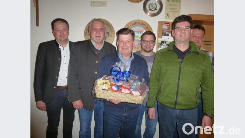 Jahreshauptversammlung der Jagdgenossenschaft Weiherhammer: &quot;Du hast hervorragende Arbeit geleistet.&quot; Mit diesen Worten verabschiedete Bürgermeister Biller Vorsteher Hubert Wildenauer nach 19-jähriger Amtszeit. Rechts daneben Nachfolger Bernd Heibl. Bild: bk