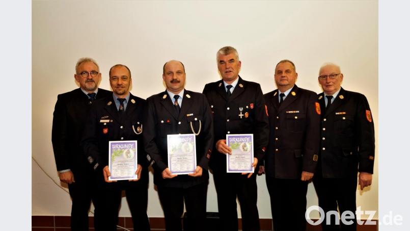 Bürgermeister Rudolf Schopper (von links) freut sich bei der Verabschiedung verdienter Führungskräfte der Feuerwehr über Nachfolger, die für die Zukunft Verantwortung übernehmen: Christian Gleißner, Thomas Mathes, Martin Scheibl, KBI Martin List und KBM Alfons Hubert. Bild: arw