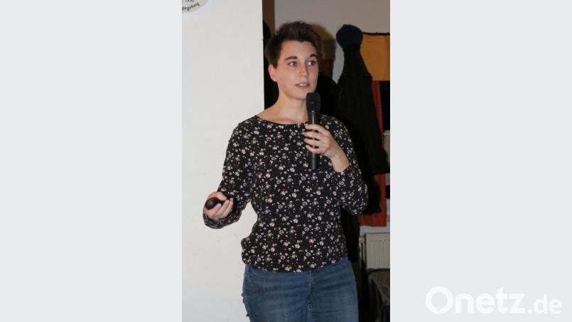 Corinna Franz erklärt die Maßnahmen, die bei der Dorferneuerung gefördert werden können, und was dabei zu beachten ist. Bild: rpp