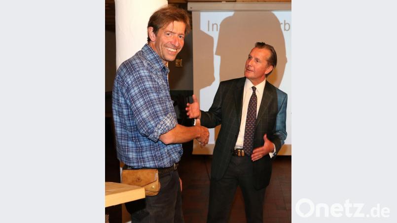 Im Naturpark Steinwald kein Unbekannter: Buchautor und Reisejournalist Andreas von Heßberg (links). Er präsentiert auf Einladung des Naturpark-Vorsitzenden Eberhard Freiherr von Gemmingen-Hornberg (rechts) einzigartige Schönheiten aus fernen Ländern. Archivbild: bsc