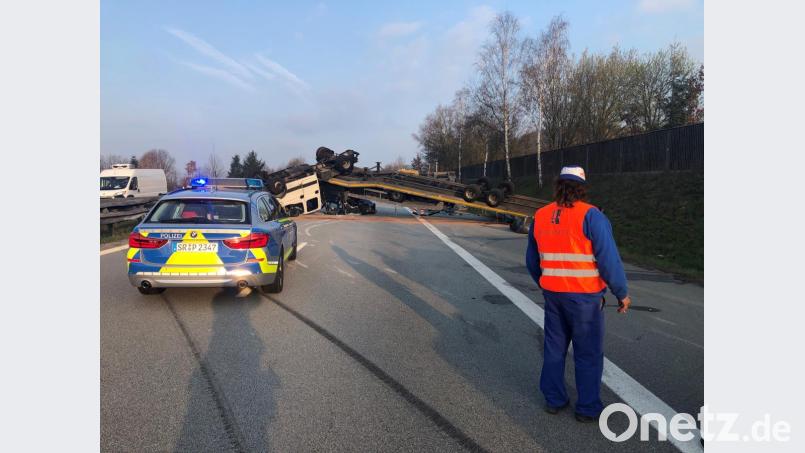 Auf der Autobahn 3 östlich von Regensburg ist ein Autotransporter umgekippt. Bild: Alexander Auer