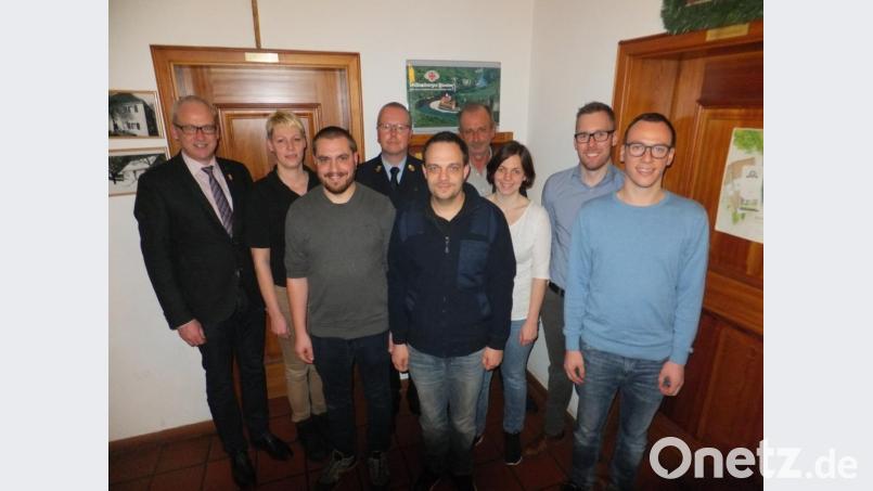 Bürgermeister Bernhard Lindner, Vorsitzende Marion Bäumler (von links) und Kreisbrandinspektor Christoph Strobl (vierter von links) dankten und gratulierten Philipp Gebert und Michael Iberer (vorne, von links) sowie Dominik Preuß, Marius Wawersig, Verena Gebert und Richard Schuster (von rechts) zu ihren Ämtern. Bild: ibj