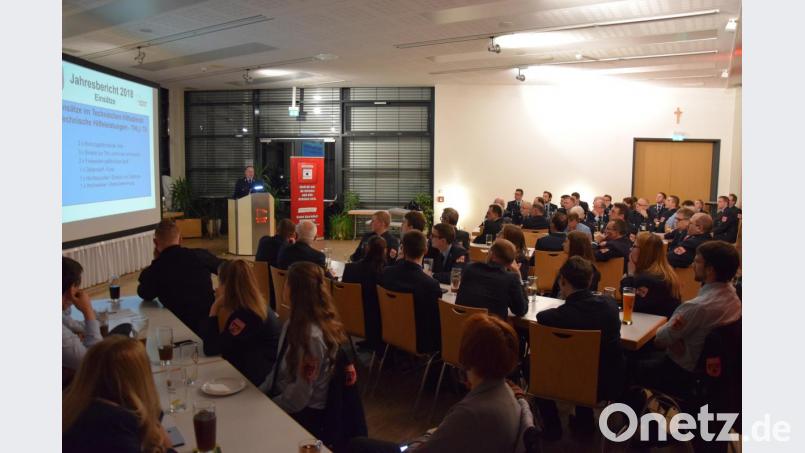 Kommandant Peter Denz blickt in der Jahreshauptversammlung der Kemnather Feuerwehr über das abgelaufene Jahr zurück. 141 Einsätze leisteten die Aktiven in 2018 ab. Bild: mde