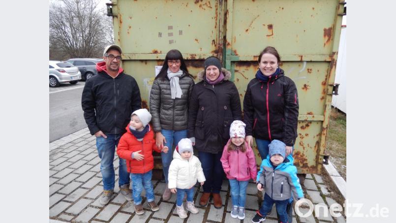 Der Elternbeirat um Melanie Herrmann, Christoph Seeger, Sandra Zyla, Nicole Zaus und Nathalia Sehnke freut sich über einen gut gefüllten Altkleidercontainer. Bild: hai
