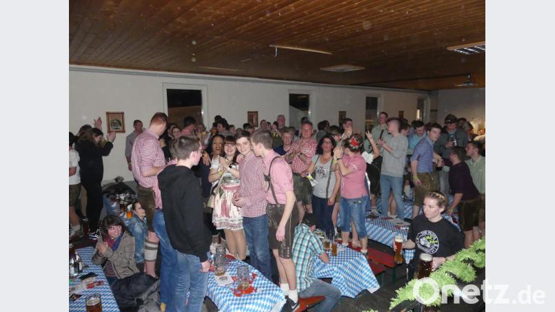 Den Aufrufen der Musiker &quot;Hoch die Gläser!&quot; und &quot;Auf die Bänke!&quot; folgt die feiernde Gemeinschaft nur allzu gerne. Bild: rn