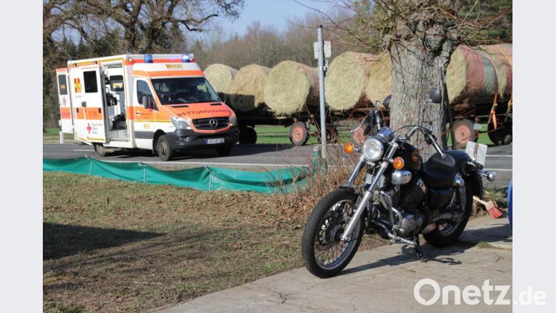 Das Motorrad sah nach dem Unfall noch einigermaßen brauchbar aus, doch sein Fahrer musste mit einer Schulterfraktur ins Krankenhaus. Bild: jma