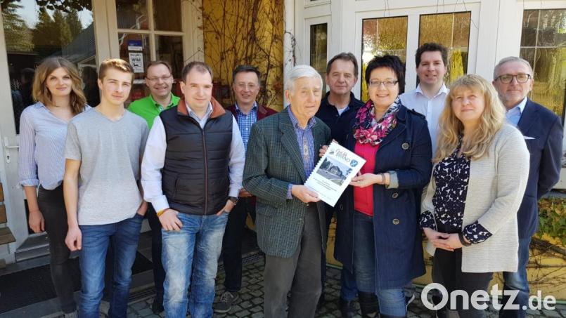 Das Foto zeigt von links:
Cosima Benker, neue Mitarbeiterin des Fördervereins Fichtelgebirge, Jugendbürgermeister Benjamin Schindler, Ferdinand Reb, Geschäftsführer Förderverein Fichtelgebirge, Raphael Kohlhofer, Vorbereitungsteam Brand, Thomas Edelmann, Geschäftsführer Förderverein Fichtelgebirge und Leiter Entwicklungsagentur Fichtelgebirge, Bürgermeister Ludwig König, Gemeinderat Wolfgang Doleschal, die Vorsitzende des Fördervereins, Fichtelgebirge, Sybille Kießling, Gemeinderat Michael Brucker, Doris Brunner, Vorstandschaftsmitglied und zuständig für die Sommerlounge, zweiter Bürgermeister und Sprecher der Vereine, Christian Drehobel,