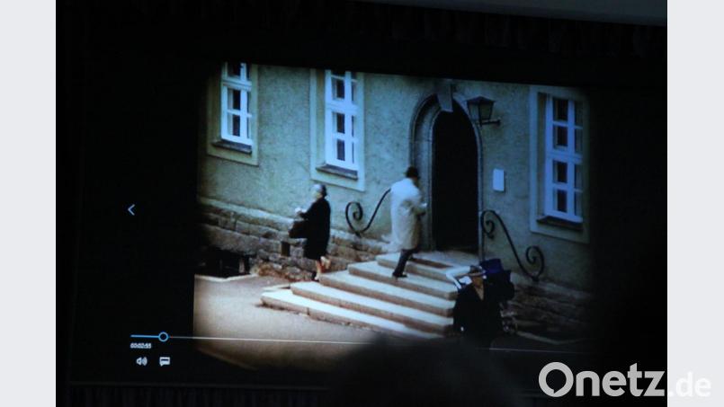 Reges Leben auf dem Stadtplatz. Vor allem das Postamt war stark frequentiert. Zu sehen ist dies im digitalisierten Rebl-Film mit Szenen aus den 60er Jahren. Bild: prh