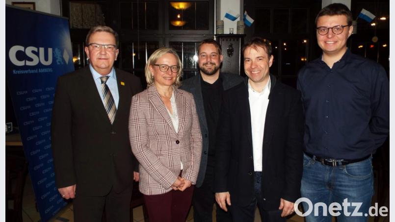 Bürgermeister Martin Preuß und Stadträtin Michaela Frauendorfer gratulieren dem CSU-Ortsvorstand Dreifaltigkeit um Matthias Schöberl, Maxim Ziegler und Timo Doleschal (von links). Bild: e
