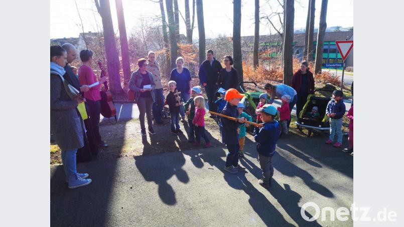 Die Kinder tragen das große Kreuz von Station zu Station. Bild: stn
