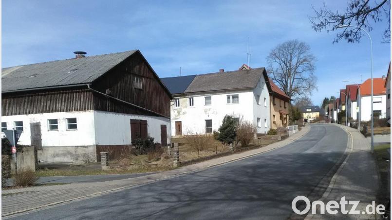 Dieses Bild wird sich gründlich ändern. Das Anwesen ist bereits Eigentum der Gemeinde. Was damit geschieht, ist noch offen: Teilweiser Abriss oder ganz, auch um dem ohne Abstand angebauten Nachbarn eine sonnige Südseite zu gönnen. Bild: ld