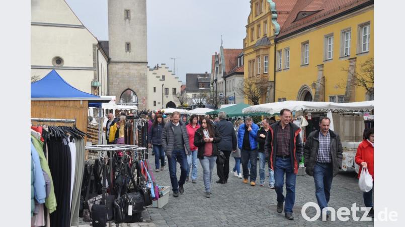 Zum Bummeln ist das Wetter ideal, zum Hinsetzen vor einer Eisdiele ist es weniger geeignet. Bild: ak