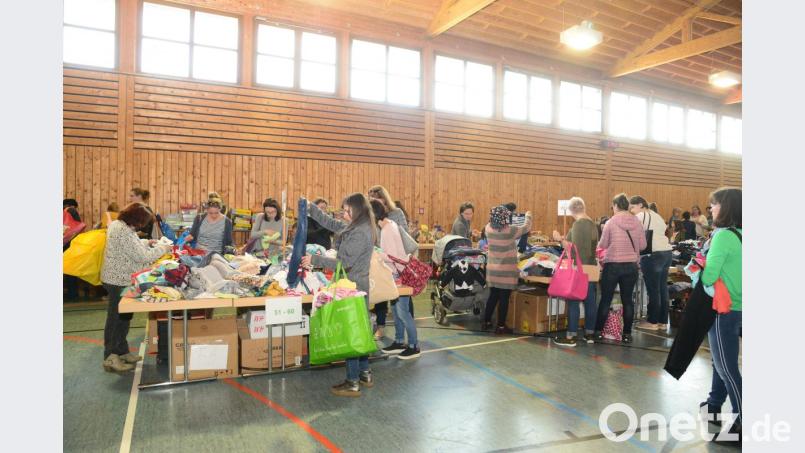 Viele Besucher gehen beim Sommer- und Frühjahrsbasar des Kinderhauses St. Pankratius auf Schnäppchenjagd. Bild: bey