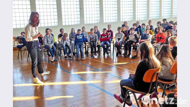 Autorin Nina Weger (links) schafft, was sich so mancher Lehrer wünscht: Die Kinder hängen bei der Lesung regelrecht an ihren Lippen. Bild: hai