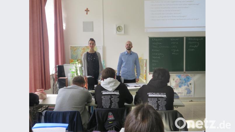 Wie und wie lange kann Cannabis im Körper nachgewiesen werden? Auch das wollen die Zehntklässler von Julia Rupprecht und Tobias Hauer (stehend von links) wissen. Bild: jzk