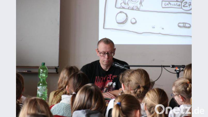 Jochen Till bei seiner Lesung am Gymnasium Eschenbach. Bild: exb