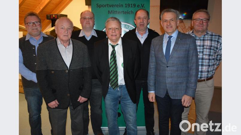 Neu gewählt haben die Mitglieder des SV Mitterteich ihr Vorstandsteam. Im Bild (von links) stellvertretender Vorsitzender Gerhard Greim, Johann Zeus, stellvertretender Vorsitzender Jürgen Fick, Vorsitzender Roland Eckert, Gerhard Blay, Bürgermeister Roland Grillmeier und Roland Gareis. Bild: jr