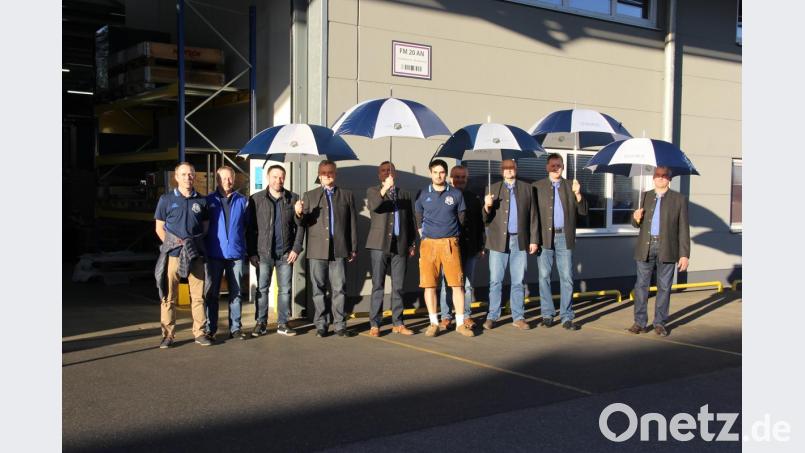 Die Übernahme ist besiegelt, für die Schirmherren gibt es einen Schirm mit Vereinsembelm. Bild: ral