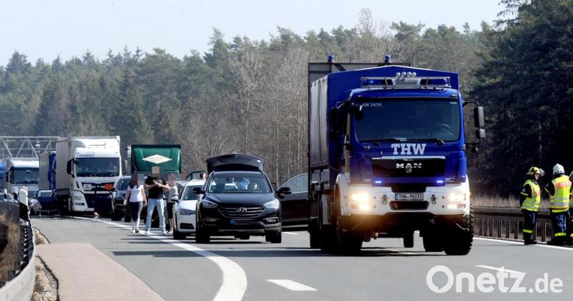 Totalsperre nach Unfall: Die Rettungsdienste sind auf der A6 zwischen Theuern und Ursensollen im Großeinsatz. Bild: gf