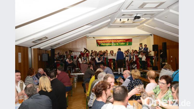 Gute Stimmung herrscht beim Starkbierfest der Jugendblaskapelle. Bild: bey