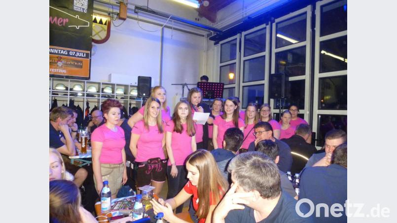 Beim Starkbierfest der Feuerwehr kommen die Festdamen erst beim Bedienen ins Schwitzen und werden später gar noch versteigert. Bild: bk