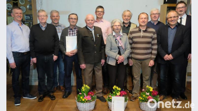 Bürgermeister Hans Prechtl und Hubert Obermeier (von rechts), zeichneten Mitglieder für langjährige Zugehörigkeit mit Urkunden, Ehrennadeln in verschiedenen Stufen und Frühlingskörben aus. Konrad Obermeier (Fünfter von links) erhielt für 60 Jahre die Ehrennadel am Band. Bild: ohr