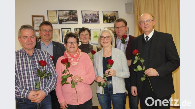 Diese Führungsmannschaft um den neuen Vorsitzenden Peter Völkl (links) und seinem Stellvertreter Pfarrer Herbert Rösl (rechts) steht nun am Ruder des Krankenpflegevereins Teunz. Zur Wahl gratulierte Dritter Bürgermeister Adolf Hammer (Zweiter von links) auch Elfriede Krone, Paula Kiesl, Ernestine Kleber und Michael Weber (ab Dritter von links). Bild: frd