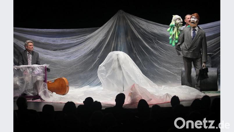 „Ich klage an“ – „Abgewiesen“, das sind die Schlüsselwörter in der Kleist-Novelle „Michael Kohlhaas“. Die Bühne Cipolla brachte Figurentheater für Erwachsene mit Livemusik ins Stadttheater. Bild: Wolfgang Steinbacher