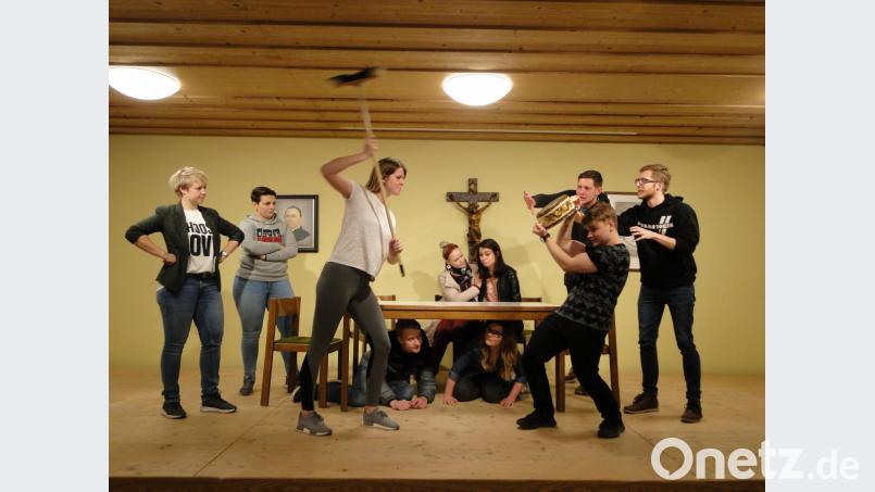 Die katholische Theaterjugend Neunkirchen probt fleißig ihr neues Stück &quot;Die drei Henna und der nasse Gockl&quot;. Bild: esa