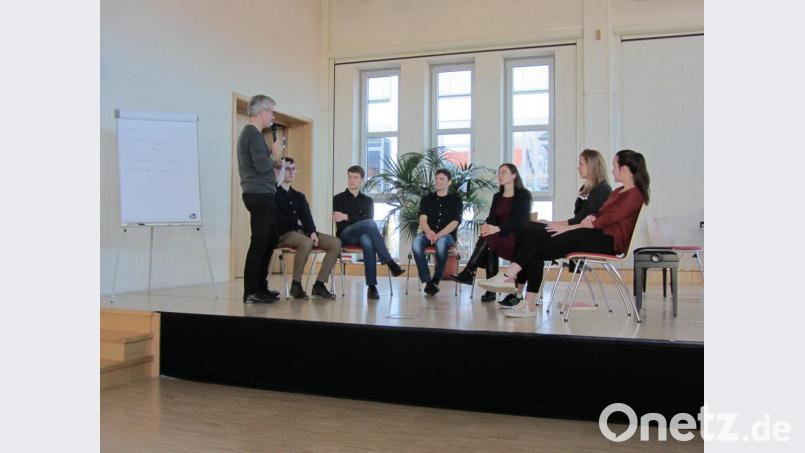 Andreas Weimer (stehend) moderierte die Talkrunde zum Thema „Richtig Üben“ mit (von links) Joseph Huber, Stephan Schneider, Eugen Dietrich, Viktoria Mayer, Alina Gundelach und Franziska Bötzl. Bild: aks